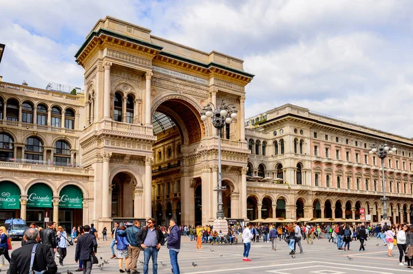 Milano, İtalya - 2 Mayıs 2016: Galleria Vittorio Emanuele Ii, dünyanın en eski alışveriş merkezlerinden biri. Galeri Giuseppe Mengoni tarafından 1865 ve 1877 yılları arasında inşa edilmiştir