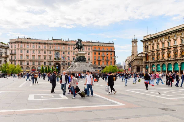Milano, İtalya - 2 Mayıs 2016: Piazza di Duomo di Milano (Milano Kubbesi), Milano, İtalya. Saint Mary'nin Doğuşu Metropolitan Katedrali-Bazilikası