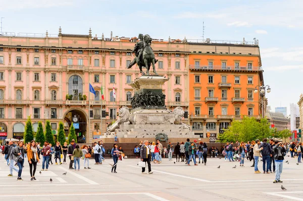 Milano, İtalya - 2 Mayıs 2016: Piazza di Duomo di Milano (Milano Kubbesi), Milano, İtalya. Saint Mary'nin Doğuşu Metropolitan Katedrali-Bazilikası