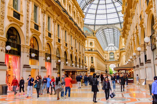 Milano, İtalya - 2 Mayıs 2016: Galleria Vittorio Emanuele Ii, dünyanın en eski alışveriş merkezlerinden biri. Galeri Giuseppe Mengoni tarafından 1865 ve 1877 yılları arasında inşa edilmiştir