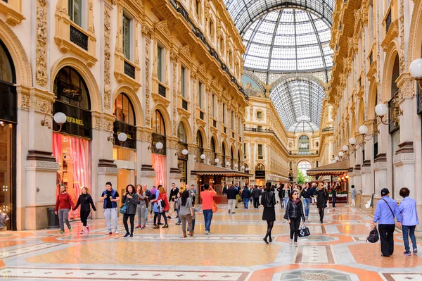 Milano, İtalya - 2 Mayıs 2016: Galleria Vittorio Emanuele Ii, dünyanın en eski alışveriş merkezlerinden biri. Galeri Giuseppe Mengoni tarafından 1865 ve 1877 yılları arasında inşa edilmiştir