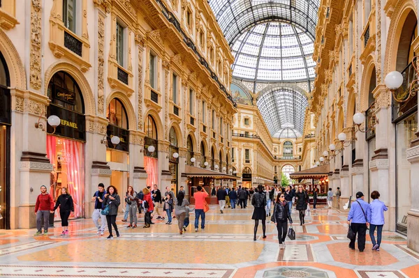 Milano, İtalya - 2 Mayıs 2016: Galleria Vittorio Emanuele Ii, dünyanın en eski alışveriş merkezlerinden biri. Galeri Giuseppe Mengoni tarafından 1865 ve 1877 yılları arasında inşa edilmiştir