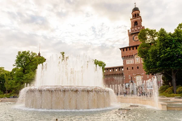 Milan, İtalya - 2 Mayıs 2016: Sforza Castle (Castello Sforzesco), Milan, İtalya'da bir kale. 15. yüzyılda Milano Dükü Francesco Sforza tarafından inşa edilmiştir.