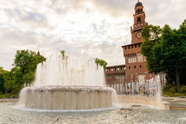 Milan, İtalya - 2 Mayıs 2016: Sforza Castle (Castello Sforzesco), Milan, İtalya'da bir kale. 15. yüzyılda Milano Dükü Francesco Sforza tarafından inşa edilmiştir.