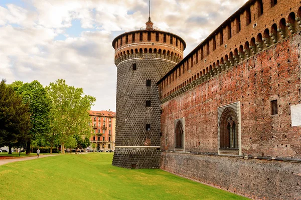 Milan, İtalya - 2 Mayıs 2016: Sforza Castle (Castello Sforzesco), Milan, İtalya'da bir kale. 15. yüzyılda Milano Dükü Francesco Sforza tarafından inşa edilmiştir.