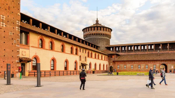 Milan, İtalya - 2 Mayıs 2016: Sforza Castle (Castello Sforzesco), Milan, İtalya'da bir kale. 15. yüzyılda Milano Dükü Francesco Sforza tarafından inşa edilmiştir.