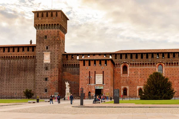 Milan, İtalya - 2 Mayıs 2016: Sforza Castle (Castello Sforzesco), Milan, İtalya'da bir kale. 15. yüzyılda Milano Dükü Francesco Sforza tarafından inşa edilmiştir.
