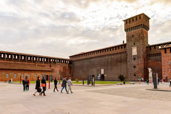 Milan, İtalya - 2 Mayıs 2016: Sforza Castle (Castello Sforzesco), Milan, İtalya'da bir kale. 15. yüzyılda Milano Dükü Francesco Sforza tarafından inşa edilmiştir.