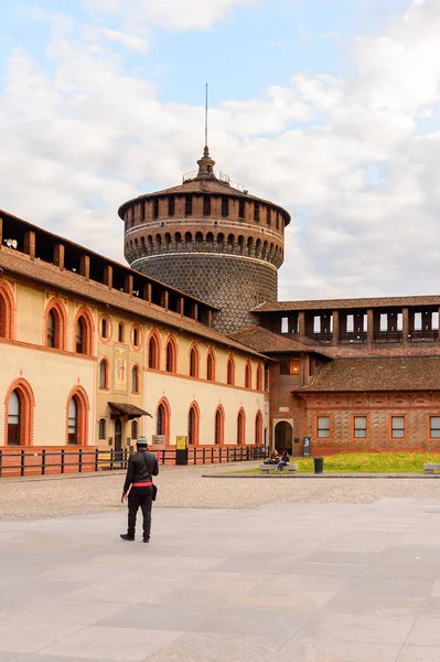 Milan, İtalya - 2 Mayıs 2016: Sforza Castle (Castello Sforzesco), Milan, İtalya'da bir kale. 15. yüzyılda Milano Dükü Francesco Sforza tarafından inşa edilmiştir.