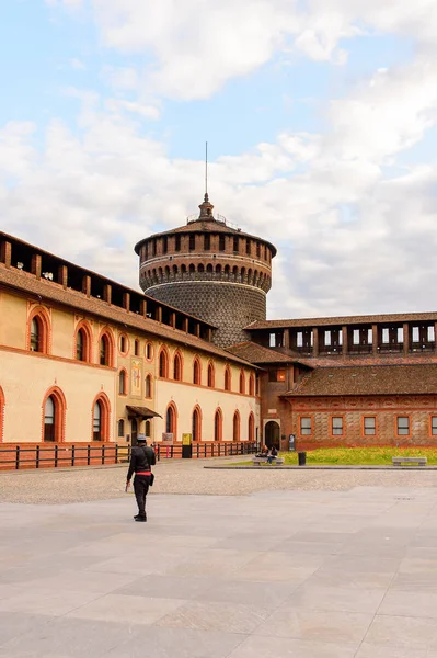 Milan, İtalya - 2 Mayıs 2016: Sforza Castle (Castello Sforzesco), Milan, İtalya'da bir kale. 15. yüzyılda Milano Dükü Francesco Sforza tarafından inşa edilmiştir.