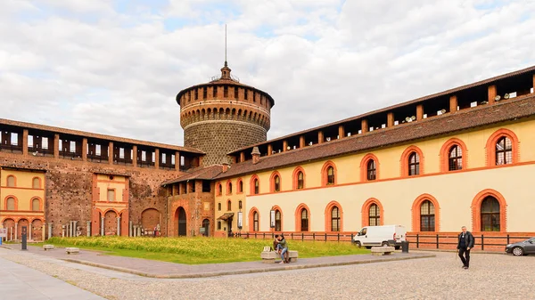 Milan, İtalya - 2 Mayıs 2016: Sforza Castle (Castello Sforzesco), Milan, İtalya'da bir kale. 15. yüzyılda Milano Dükü Francesco Sforza tarafından inşa edilmiştir.