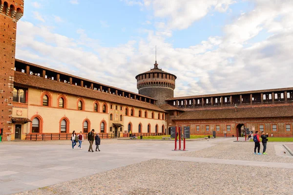 Milan, İtalya - 2 Mayıs 2016: Sforza Castle (Castello Sforzesco), Milan, İtalya'da bir kale. 15. yüzyılda Milano Dükü Francesco Sforza tarafından inşa edilmiştir.