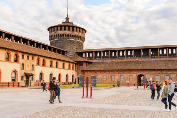 Milan, İtalya - 2 Mayıs 2016: Sforza Castle (Castello Sforzesco), Milan, İtalya'da bir kale. 15. yüzyılda Milano Dükü Francesco Sforza tarafından inşa edilmiştir.