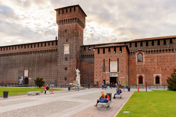 Milan, İtalya - 2 Mayıs 2016: Sforza Castle (Castello Sforzesco), Milan, İtalya'da bir kale. 15. yüzyılda Milano Dükü Francesco Sforza tarafından inşa edilmiştir.