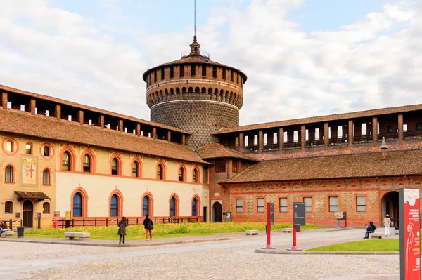 Milan, İtalya - 2 Mayıs 2016: Sforza Castle (Castello Sforzesco), Milan, İtalya'da bir kale. 15. yüzyılda Milano Dükü Francesco Sforza tarafından inşa edilmiştir.
