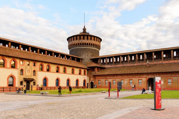 Milan, İtalya - 2 Mayıs 2016: Sforza Castle (Castello Sforzesco), Milan, İtalya'da bir kale. 15. yüzyılda Milano Dükü Francesco Sforza tarafından inşa edilmiştir.