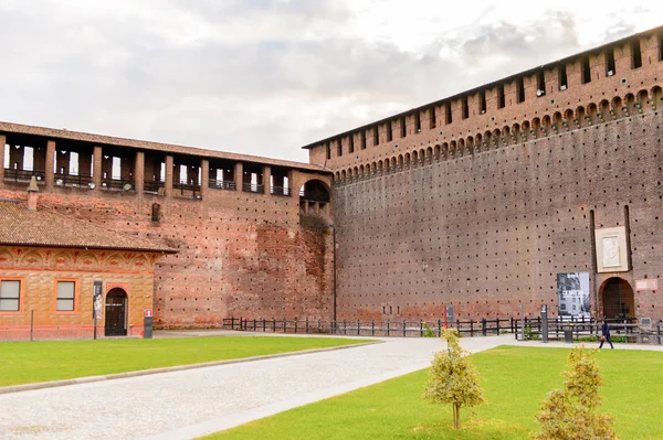 Milan, İtalya - 2 Mayıs 2016: Sforza Castle (Castello Sforzesco), Milan, İtalya'da bir kale. 15. yüzyılda Milano Dükü Francesco Sforza tarafından inşa edilmiştir.