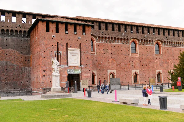 Milan, İtalya - 2 Mayıs 2016: Sforza Castle (Castello Sforzesco), Milan, İtalya'da bir kale. 15. yüzyılda Milano Dükü Francesco Sforza tarafından inşa edilmiştir.
