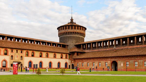 Milan, İtalya - 2 Mayıs 2016: Sforza Castle (Castello Sforzesco), Milan, İtalya'da bir kale. 15. yüzyılda Milano Dükü Francesco Sforza tarafından inşa edilmiştir.
