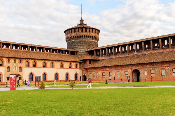 Milan, İtalya - 2 Mayıs 2016: Sforza Castle (Castello Sforzesco), Milan, İtalya'da bir kale. 15. yüzyılda Milano Dükü Francesco Sforza tarafından inşa edilmiştir.