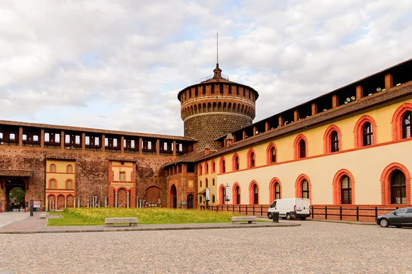 Milan, İtalya - 2 Mayıs 2016: Sforza Castle (Castello Sforzesco), Milan, İtalya'da bir kale. 15. yüzyılda Milano Dükü Francesco Sforza tarafından inşa edilmiştir.