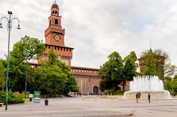 Milan, İtalya - 2 Mayıs 2016: Sforza Castle (Castello Sforzesco), Milan, İtalya'da bir kale. 15. yüzyılda Milano Dükü Francesco Sforza tarafından inşa edilmiştir.