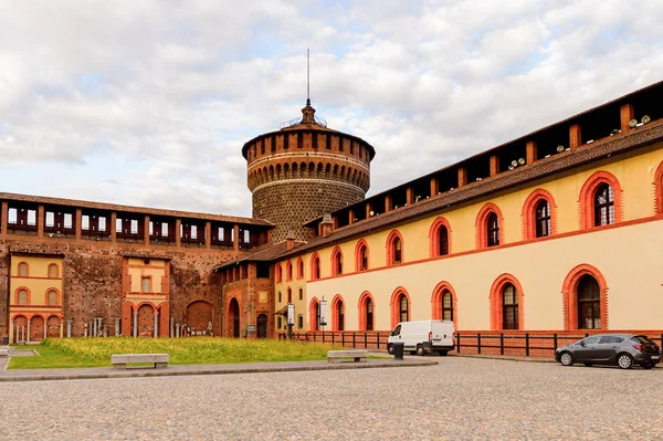 Milan, İtalya - 2 Mayıs 2016: Sforza Castle (Castello Sforzesco), Milan, İtalya'da bir kale. 15. yüzyılda Milano Dükü Francesco Sforza tarafından inşa edilmiştir.