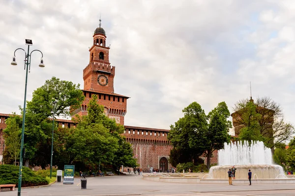 Milan, İtalya - 2 Mayıs 2016: Sforza Castle (Castello Sforzesco), Milan, İtalya'da bir kale. 15. yüzyılda Milano Dükü Francesco Sforza tarafından inşa edilmiştir.
