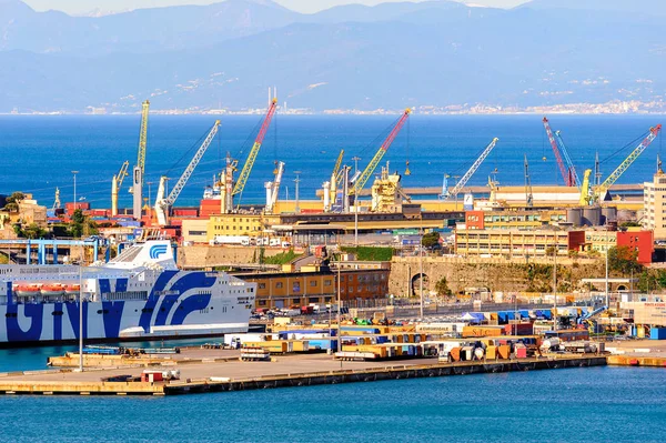 Cenova, İtalya - 4 Mayıs 2016: Cenova'nın eski limanı. Cenova, Liguria'nın başkenti ve İtalya'nın altıncı büyük şehridir.
