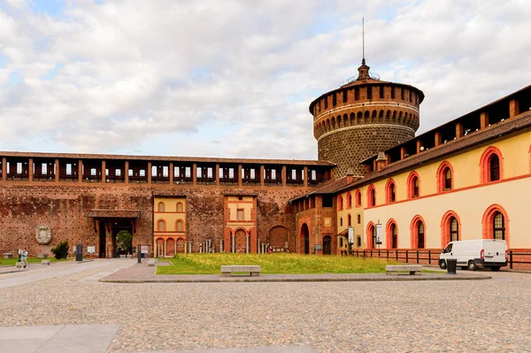 Milan, İtalya - 2 Mayıs 2016: Sforza Castle (Castello Sforzesco), Milan, İtalya'da bir kale. 15. yüzyılda Milano Dükü Francesco Sforza tarafından inşa edilmiştir.