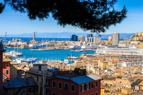 Cenova, İtalya - 4 Mayıs 2016: Cenova Eski Limanı Mimarisi, İtalya. Cenova, Liguria'nın başkenti ve İtalya'nın altıncı büyük şehridir.