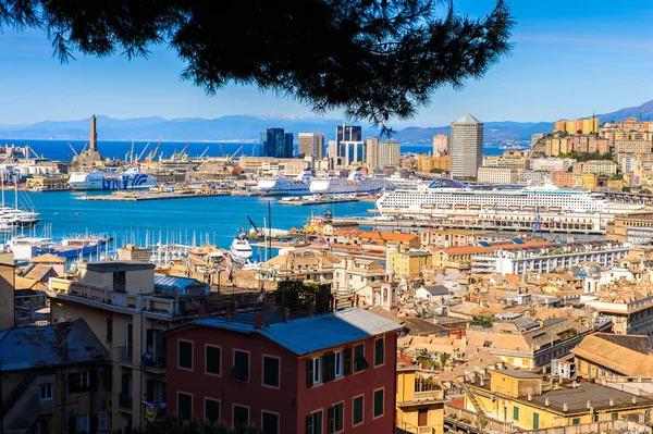 Cenova, İtalya - 4 Mayıs 2016: Cenova Eski Limanı Mimarisi, İtalya. Cenova, Liguria'nın başkenti ve İtalya'nın altıncı büyük şehridir.