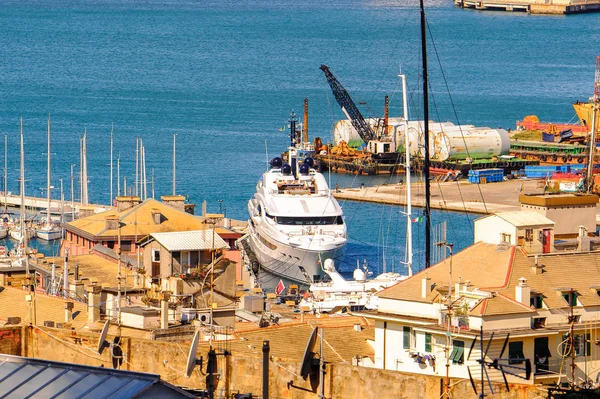 Cenova, İtalya - 4 Mayıs 2016: Cenova'nın eski limanı. Cenova, Liguria'nın başkenti ve İtalya'nın altıncı büyük şehridir.