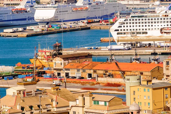 Cenova, İtalya - 4 Mayıs 2016: Cenova'nın eski limanı. Cenova, Liguria'nın başkenti ve İtalya'nın altıncı büyük şehridir.