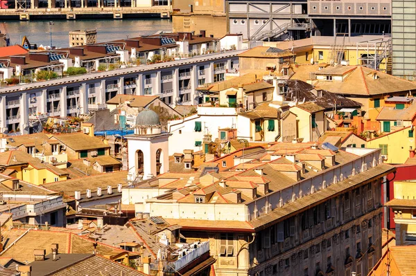 Cenova, İtalya - 4 Mayıs 2016: Cenova Eski Limanı'nın havadan görünümü. Cenova, Liguria'nın başkenti ve İtalya'nın altıncı büyük şehridir.