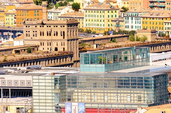 Cenova, İtalya - 4 Mayıs 2016: Cenova Eski Limanı'nın havadan görünümü. Cenova, Liguria'nın başkenti ve İtalya'nın altıncı büyük şehridir.