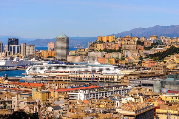 Cenova, İtalya - 4 Mayıs 2016: Cenova Eski Limanı'nın havadan görünümü. Cenova, Liguria'nın başkenti ve İtalya'nın altıncı büyük şehridir.