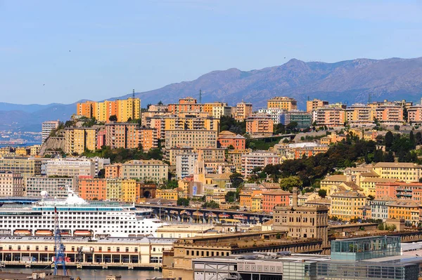 Cenova, İtalya - 4 Mayıs 2016: Cenova Eski Limanı'nın havadan görünümü. Cenova, Liguria'nın başkenti ve İtalya'nın altıncı büyük şehridir.