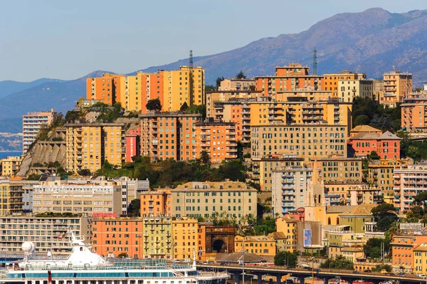 Cenova, İtalya - 4 Mayıs 2016: Cenova Eski Limanı'nın havadan görünümü. Cenova, Liguria'nın başkenti ve İtalya'nın altıncı büyük şehridir.