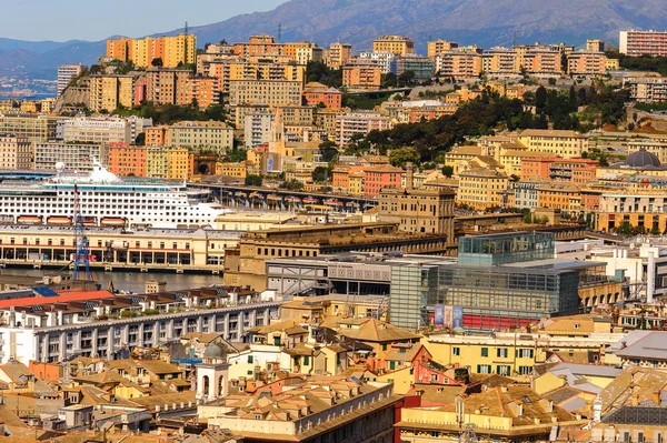 Cenova, İtalya - 4 Mayıs 2016: Cenova Eski Limanı'nın havadan görünümü. Cenova, Liguria'nın başkenti ve İtalya'nın altıncı büyük şehridir.