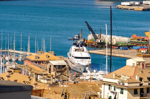 Cenova, İtalya - 4 Mayıs 2016: Cenova Eski Limanı'nın havadan görünümü. Cenova, Liguria'nın başkenti ve İtalya'nın altıncı büyük şehridir.