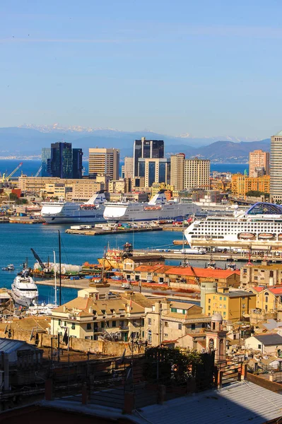 Cenova, İtalya - 4 Mayıs 2016: Cenova Eski Limanı'nın havadan görünümü. Cenova, Liguria'nın başkenti ve İtalya'nın altıncı büyük şehridir.