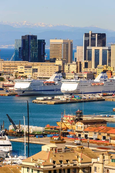 Cenova, İtalya - 4 Mayıs 2016: Cenova Eski Limanı'nın havadan görünümü. Cenova, Liguria'nın başkenti ve İtalya'nın altıncı büyük şehridir.