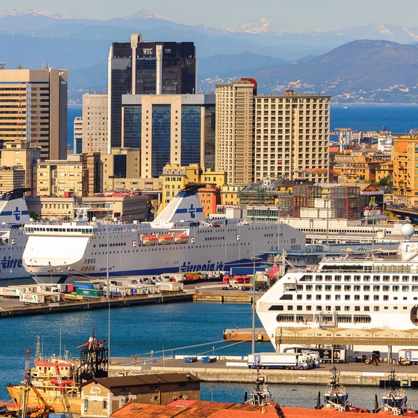 Cenova, İtalya - 4 Mayıs 2016: Cenova Eski Limanı'nın havadan görünümü. Cenova, Liguria'nın başkenti ve İtalya'nın altıncı büyük şehridir.