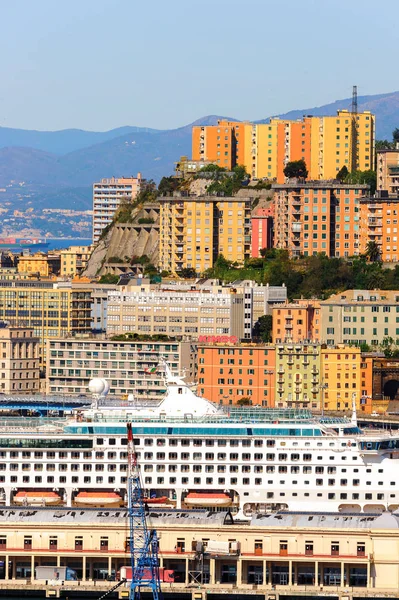 Cenova, İtalya - 4 Mayıs 2016: Cenova Eski Limanı'nın havadan görünümü. Cenova, Liguria'nın başkenti ve İtalya'nın altıncı büyük şehridir.