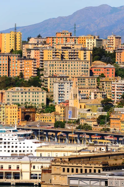 Cenova, İtalya - 4 Mayıs 2016: Cenova Eski Limanı'nın havadan görünümü. Cenova, Liguria'nın başkenti ve İtalya'nın altıncı büyük şehridir.