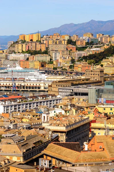 Cenova, İtalya - 4 Mayıs 2016: Cenova Eski Limanı'nın havadan görünümü. Cenova, Liguria'nın başkenti ve İtalya'nın altıncı büyük şehridir.