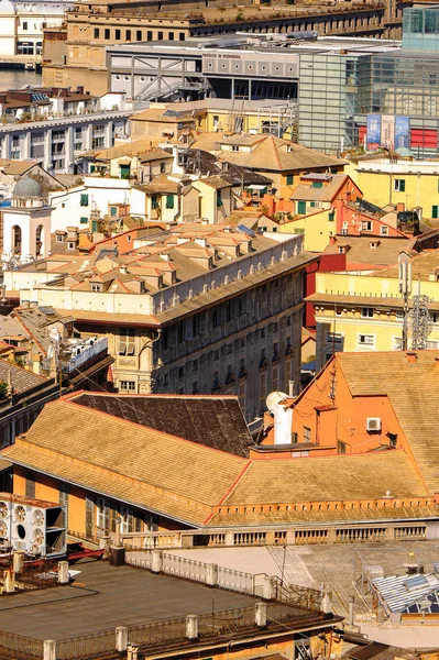 Cenova, İtalya - 4 Mayıs 2016: Cenova Eski Limanı'nın havadan görünümü. Cenova, Liguria'nın başkenti ve İtalya'nın altıncı büyük şehridir.