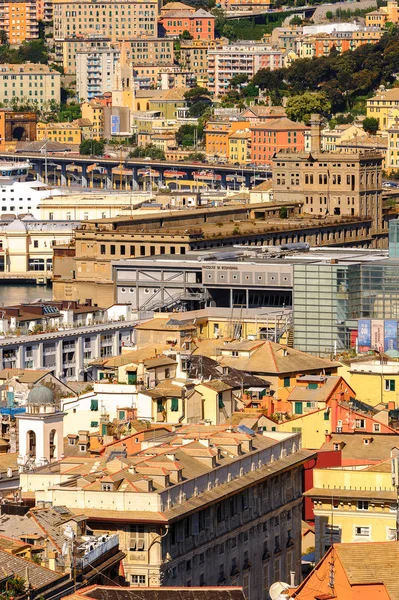 Cenova, İtalya - 4 Mayıs 2016: Cenova Eski Limanı'nın havadan görünümü. Cenova, Liguria'nın başkenti ve İtalya'nın altıncı büyük şehridir.