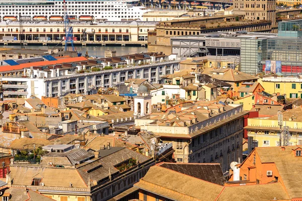 Cenova, İtalya - 4 Mayıs 2016: Cenova Eski Limanı'nın havadan görünümü. Cenova, Liguria'nın başkenti ve İtalya'nın altıncı büyük şehridir.